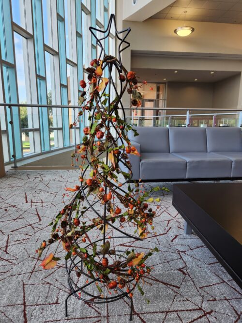 EV-018M Metal Decor Tree with Pumpkin Garland