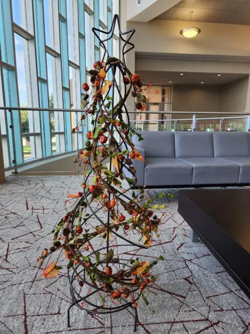 EV-018M Metal Decor Tree with Pumpkin Garland